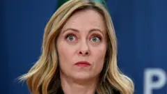 یک خبرنگار ایتالیایی به دلیل تمسخر قد جورجیا ملونی٬ نخست‌وزیر این کشور به پرداخت جریمه ۵هزار یورویی محکوم شده است