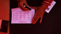 नमुना मतदानमा सहभागी हुँदै एक महिला