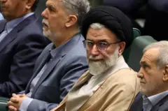 Esmail Khatib sentado ao lado de outros homens no Parlamento iraniano, no dia 17 de agosto de 2024