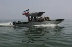 إيران وروسيا تطلقان مناورات عسكرية مشتركة في مضيق هرمز