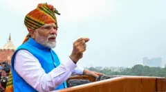 લાલ કિલ્લા ઉપરથી દેશને સંબોધિત કરી રહેલા વડા પ્રધાન નરેન્દ્ર મોદીની તસવીર 