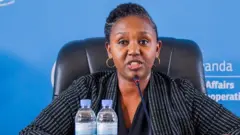 Umuvugizi wa leta y'u Rwanda Yolande Makolo avugira mu kiganiro n'abanyamakuru mu nyubako ya minisiteri y'ububanyi n'amahanga y'u Rwanda i Kigali, ku itariki ya 14 Kamena (6) mu 2022, ku bijyanye na gahunda y'Ubwongereza yo kohereza mu Rwanda abinjira mu Bwongereza n'abasaba ubuhungiro