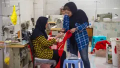 دو نفر از کارکنان زن یک کارگاه تولید لباس زیر زنانه در تهران، ایران