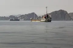Kargo gemileri, 20 Haziran 2026 tarihinde Umman’ın Muskat kentindeki Sultan Kabus Limanı açıklarında demirli kalmaya devam ediyor.