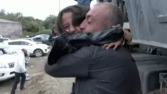 أب أرمني يجتمع مع أطفاله بعد فراره من كاراباخ