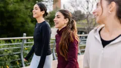 Tres jóvenes durante una caminata.