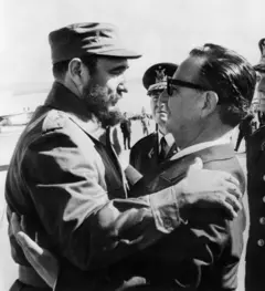 Fidel Castro abraza a Salvador Allende.