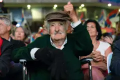 Pepe Mujica sentado em uma cadeira de rodas