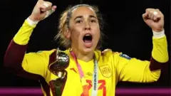 우승 트로피 앞에서 환호하는 카탈리나 콜 선수