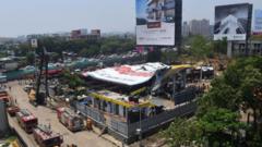 मुंबई में होर्डिंग गिरने से हादसा