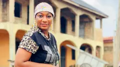Sisi Alagbo nibi to ti n polowo ọja rẹ