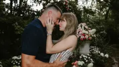 Taylor Swift anunciou o noivado com Travis Kelce em 26 de agosto