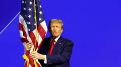 Трамп целует американский флаг