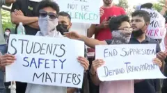 कीट विश्वविद्यालय के बाहर प्रदर्शन करते छात्र