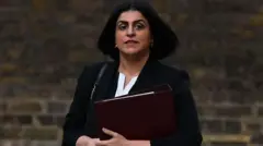 Umushikiranganji w'intwaro yo hagati w'Ubwongereza Shabana Mahmood ashika kuri Downing Street muri Gitugutu 2025