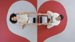Online dating couple 