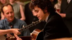 Chalamet como Bob Dylan no filme Um Completo Desconhecido