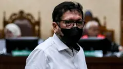 Terdakwa kasus dugaan suap vonis bebas Gregorius Ronald Tannur, Zarof Ricar berjalan usai menjalani sidang di Pengadilan Tipikor, Jakarta, Selasa (10/6/2025). 