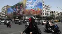يمر الناس أمام لوحة إعلانية تحمل صورة الزعيم الراحل للثورة الإسلامية، آية الله روح الله الخميني، والمرشد الأعلى الراحل لإيران، آية الله علي خامنئي، في أحد شوارع طهران، إيران، 6 يونيو/حزيران 2026.