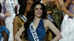 Fatima Bosch aparece no palco com um vestido brilhante e a faixa de Miss México.