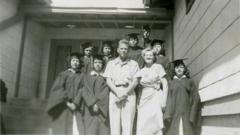 Unos graduados y el profesor Kappleman en la Escuela Primaria Blackwell, la escuela segregada para niños mexicano-estadounidenses en Marfa, Texas, Estados Unidos.