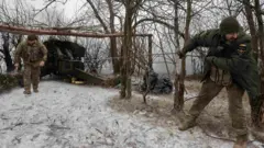 Бойцы ВСУ ведут огонь из гаубицы в окрестностях Покровска, февраль 2025 года