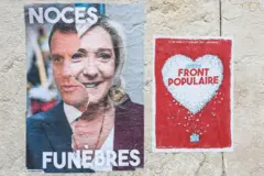 Um cartaz com uma fotografia do presidente francês Emmanuel Macron (esquerda) e Marine Le Pen (direita), diz 'casamento fúnebre', ao lado de um adesivo da 'Nova Frente Popular'.