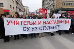 Protesti u Beogtradu, ljudi nose transparente