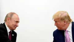 Trump e Putin em encontro em 2019, no Japão