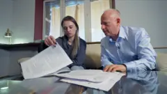 यूलिया ग्रेकोवा ने इंटरनेट प्रतिबंधों के ख़िलाफ़ विरोध प्रदर्शन आयोजित करने की कोशिश की, लेकिन अधिकारियों ने उन्हें रोक दिया