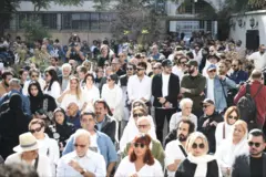 تابوت حامل ناصر تقوایی بر دوش هواداران سفیدپوش