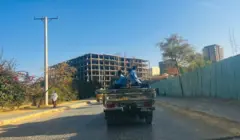 ተሽከርካሪ ላይ የተቀመጡ የፖሊስ አባላት