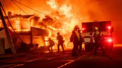 رجال إطفاء يحاولون إخماد الحريق