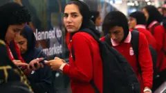 iranske fudbalerke na aerodromu u Maleziji