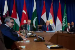 يستمع الرئيس الأمريكي دونالد ترامب (وسط-يمين) والرئيس التركي رجب طيب أردوغان (وسط-يسار) خلال اجتماع متعدد الأطراف مع قادة من عدة دول عربية وإسلامية،