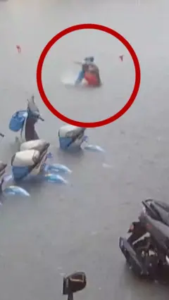 चीनमा बाढीपछिको डुबानमा लडेर फसेकी महिलाको उद्धार