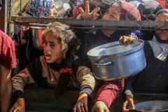 فلسطینیان در تلاش برای دریافت غذا