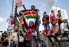 Grupotko betjovens estudantes manifestantes quenianos segurando bandeira