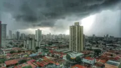 Nuvens com chuva se formando na cidade de São Paulo