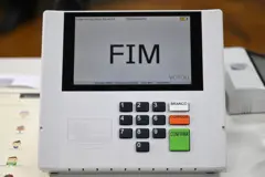 Urna eletrônica com a imagem na tela escrito FIM