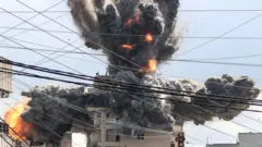 İsrail hava saldırısıyla vurulan bir binanın çatısının havaya uçtuğu anı görüyoruz.