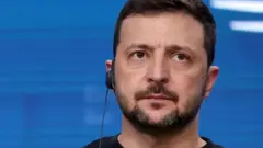 Зеленский аввалроқ баъзи ҳудудларни вақтинча Россияга беришга мажбур бўлишига ишора қилганди.