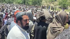 هاشمي او ګڼ خلک ښکاري چې د جنازې مراسمو ته ورټول دي.