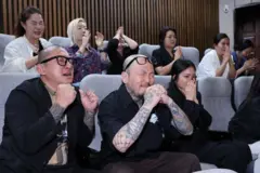 문신사법 본회의 가결 소식에 주먹을 쥐고 기뻐하는 타투이스트들