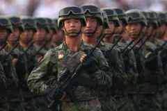 Soldados chinos en formación y portando fusiles.