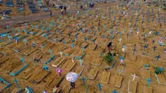 Cemitério em Manaus durante a pandemia de covid-19