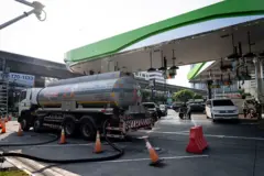 ထိုင်းကဆီဆိုင်တစ်ခုမှာ ဆီချနေတဲ့ စက်သုံးဆီတင်ယာဥ်တစ်စီး 