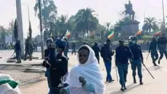 ፖሊሶች በአጼ ምኒልክ አደባባይ አካባቢ 