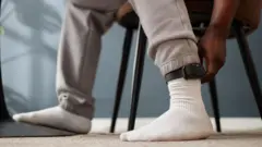 Elektronik kelepçe fotoğrafı.