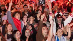 Fãs reagem durante uma apresentação da grande final da 69ª edição do Eurovision Song Contest